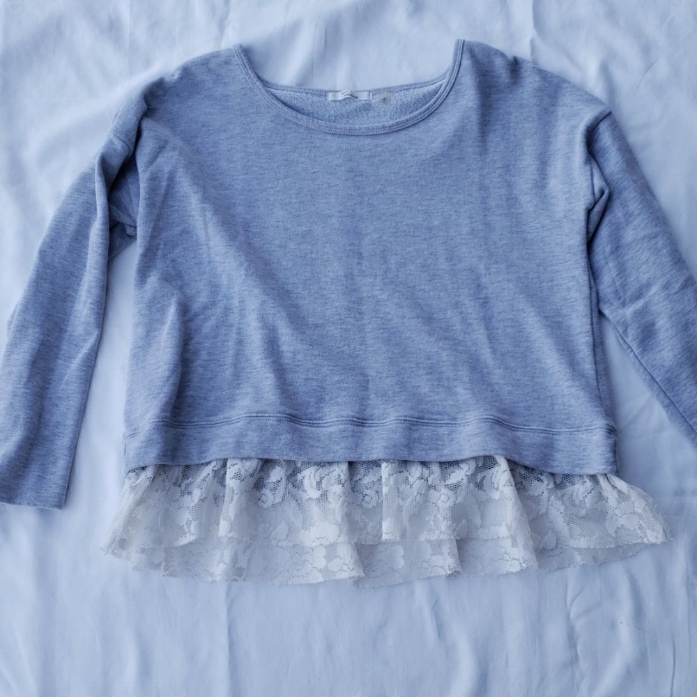 Adorable laced sweatshirt 